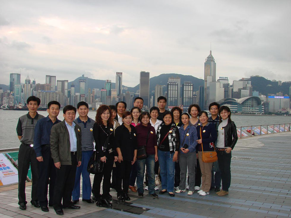 2009年11月份，公司組織本公司工齡8年以上員工赴港澳旅游，圖為在香港維多利亞港灣合影留念